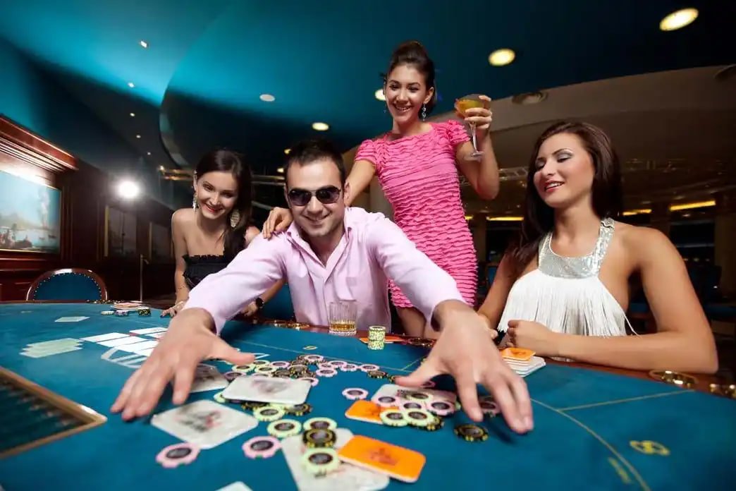 MBet မိုဘိုင်းအက်ပ် မြန်မာဘောလုံးနှင့် Live Casino မျက်နှာပြင်